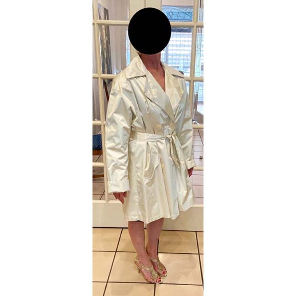 Fashion Raincoat. Belted, Shiny white, Size 4. Brand: Gallery